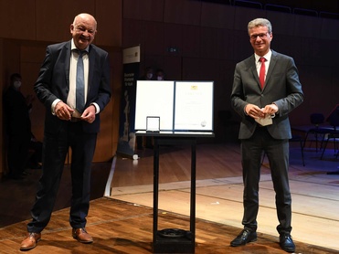 Verleihung der Ehrenamtsmedaille 2020 an Karl Weindler durch Staatsminister Bernd Sibler, Foto: Andreas Gebert/StmWK