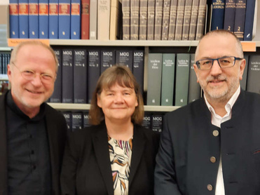 Prof. Stefan Baier, Karin Rawe und Dr. Helmut Kaltenhauser in der Bibliothek, Foto: Dr. Dieter Haberl