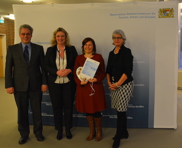 Veronica Bertsch (mitte rechts) freut sich über die Auszeichnung.