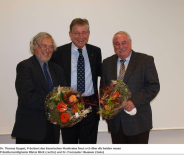 Dr. Thomas Goppel, Präsident des Bayerischen Musikrates freut sich über die beiden neuen Präsidiumsmitglieder Dieter Böck (rechts) und Dr. Franzpeter Messmer (links), Quelle: bbmv-online.de