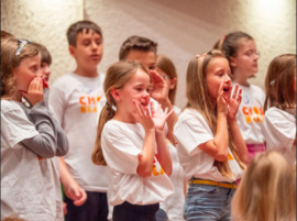  Singende Kinder beim Chorklassentag 2024 im Modeon Marktoberdorf | © Peter Mößmer	  Singende Kinder beim Chorklassentag 2024 @Peter Mößmer