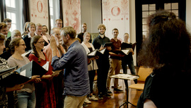 Über Jahre leitete Simon Halsey große symphonische Chöre in London, Amsterdam, Berlin und Barcelona. (Foto: Neue Visionen Filmverleih)