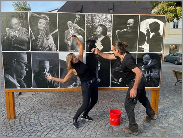 Verena Ditterich & Andreas Mitterer beim Plakatieren © Peter Hinz-Rosin